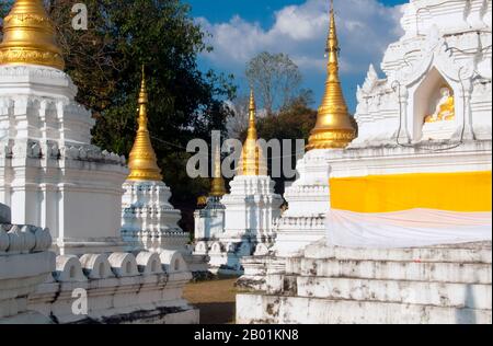 Thailand: Wat Chedi Sao, Lampang, Provinz Lampang. Wat Chedi Sao oder „das Kloster der zwanzig Chedis“ ist berühmt für seine 20 weiß getünchten Chedis, die eine Mischung aus burmesischen und Lanna-Design sind. Der Tempel enthält auch einen Buddha im Chiang-Saen-Stil, der lokal als Phra Chao Than Chai bezeichnet wird. Das Bild ist nur 38 cm hoch, wiegt aber erstaunlich 150 kg. Lampang wurde ursprünglich während der Dvaravati-Zeit des 7. Jahrhunderts gegründet. Aus dieser frühen Zeit ist nichts mehr erhalten, aber die Stadt ist reich an Tempeln, von denen viele einen ausgeprägten burmesischen Geschmack haben. Stockfoto