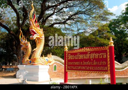 Thailand: Naga (mythische Schlange) bewacht den Eingang zum Wat Phra Kaeo Don Tao, Lampang, Provinz Lampang. Im Jahr 1436 arrangierte König Sam Fang Kaen von Chiang Mai eine Prozession des Smaragd-Buddha-Bildes von Chiang Rai nach Chiang Mai. Der Elefant, der das Bild trug, rannte in Richtung Lampang und weigerte sich, Lampang zu erreichen. Der König erließ den Befehl, das Bild im Wat Phra Kaeo Don Tao zu platzieren. 32 Jahre später wurde es nach Chiang Mai verlegt. Wat Phra Kaeo Don Tao (das Kloster des Smaragd-Buddha auf dem Wasser Jar Knoll) ist Lampangs wichtigster Tempel. Stockfoto