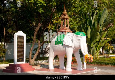 Thailand: Eine Statue des Elefanten, von der angenommen wird, dass sie den Smaragd Buddha zum Wat Phra Kaeo Don Tao in Lampang, Provinz Lampang gebracht hat. Im Jahr 1436 arrangierte König Sam Fang Kaen von Chiang Mai eine Prozession des Smaragd-Buddha-Bildes von Chiang Rai nach Chiang Mai. Der Elefant, der das Bild trug, rannte in Richtung Lampang und weigerte sich, Lampang zu erreichen. Der König erließ den Befehl, das Bild im Wat Phra Kaeo Don Tao zu platzieren. 32 Jahre später wurde es nach Chiang Mai verlegt. Wat Phra Kaeo Don Tao (das Kloster des Smaragd-Buddha auf dem Wasser Jar Knoll) ist Lampangs wichtigster Tempel. Stockfoto