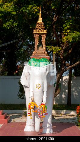Thailand: Eine Statue des Elefanten, von der angenommen wird, dass sie den Smaragd Buddha zum Wat Phra Kaeo Don Tao in Lampang, Provinz Lampang gebracht hat. Im Jahr 1436 arrangierte König Sam Fang Kaen von Chiang Mai eine Prozession des Smaragd-Buddha-Bildes von Chiang Rai nach Chiang Mai. Der Elefant, der das Bild trug, rannte in Richtung Lampang und weigerte sich, Lampang zu erreichen. Der König erließ den Befehl, das Bild im Wat Phra Kaeo Don Tao zu platzieren. 32 Jahre später wurde es nach Chiang Mai verlegt. Wat Phra Kaeo Don Tao (das Kloster des Smaragd-Buddha auf dem Wasser Jar Knoll) ist Lampangs wichtigster Tempel. Stockfoto