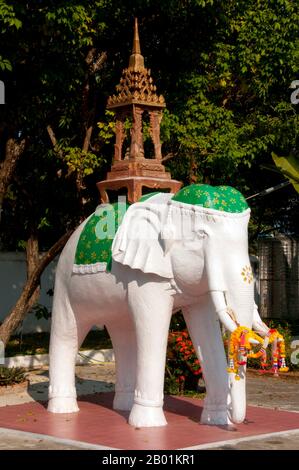 Thailand: Eine Statue des Elefanten, von der angenommen wird, dass sie den Smaragd Buddha zum Wat Phra Kaeo Don Tao in Lampang, Provinz Lampang gebracht hat. Im Jahr 1436 arrangierte König Sam Fang Kaen von Chiang Mai eine Prozession des Smaragd-Buddha-Bildes von Chiang Rai nach Chiang Mai. Der Elefant, der das Bild trug, rannte in Richtung Lampang und weigerte sich, Lampang zu erreichen. Der König erließ den Befehl, das Bild im Wat Phra Kaeo Don Tao zu platzieren. 32 Jahre später wurde es nach Chiang Mai verlegt. Wat Phra Kaeo Don Tao (das Kloster des Smaragd-Buddha auf dem Wasser Jar Knoll) ist Lampangs wichtigster Tempel. Stockfoto