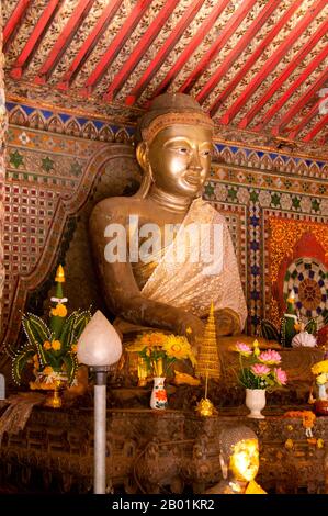 Thailand: Buddha im Mandalay-Stil im burmesischen Stil mondop (Pavillon), Wat Phra Kaeo Don Tao, Lampang, Provinz Lampang. Im Jahr 1436 arrangierte König Sam Fang Kaen von Chiang Mai eine Prozession des Smaragd-Buddha-Bildes von Chiang Rai nach Chiang Mai. Der Elefant, der das Bild trug, rannte in Richtung Lampang und weigerte sich, Lampang zu erreichen. Der König erließ den Befehl, das Bild im Wat Phra Kaeo Don Tao zu platzieren. 32 Jahre später wurde es nach Chiang Mai verlegt. Wat Phra Kaeo Don Tao (das Kloster des Smaragd-Buddha auf dem Wasser Jar Knoll) ist Lampangs wichtigster Tempel. Stockfoto