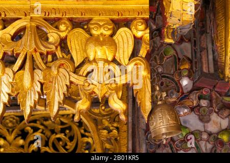 Thailand: Detail aus einer Traufe im burmesischen mondop (Pavillon) im Wat Phra Kaeo Don Tao, Lampang, Provinz Lampang. Im Jahr 1436 arrangierte König Sam Fang Kaen von Chiang Mai eine Prozession des Smaragd-Buddha-Bildes von Chiang Rai nach Chiang Mai. Der Elefant, der das Bild trug, rannte in Richtung Lampang und weigerte sich, Lampang zu erreichen. Der König erließ den Befehl, das Bild im Wat Phra Kaeo Don Tao zu platzieren. 32 Jahre später wurde es nach Chiang Mai verlegt. Wat Phra Kaeo Don Tao (das Kloster des Smaragd-Buddha auf dem Wasser Jar Knoll) ist Lampangs wichtigster Tempel. Stockfoto