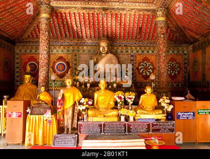 Thailand: Buddha im Mandalay-Stil im burmesischen Stil mondop (Pavillon), Wat Phra Kaeo Don Tao, Lampang, Provinz Lampang. Im Jahr 1436 arrangierte König Sam Fang Kaen von Chiang Mai eine Prozession des Smaragd-Buddha-Bildes von Chiang Rai nach Chiang Mai. Der Elefant, der das Bild trug, rannte in Richtung Lampang und weigerte sich, Lampang zu erreichen. Der König erließ den Befehl, das Bild im Wat Phra Kaeo Don Tao zu platzieren. 32 Jahre später wurde es nach Chiang Mai verlegt. Wat Phra Kaeo Don Tao (das Kloster des Smaragd-Buddha auf dem Wasser Jar Knoll) ist Lampangs wichtigster Tempel. Stockfoto