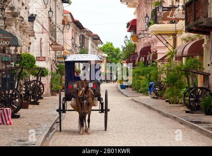 Philippinen: Kalesa (Pferdekutsche) im Distrikt Mestizo, Vigan, Provinz Ilocos Sur, Insel Luzon. Die Stadt Vigan ist die Hauptstadt der Provinz Ilocos Sur und liegt an der Westküste der Insel Luzon. Vigan ist die einzige erhaltene historische Stadt auf den Philippinen, die aus der spanischen Kolonialzeit des 15. Jahrhunderts stammt. Die Stadt war auch ein wichtiger Handelsposten in vorkolonialer Zeit mit einer Gemeinschaft chinesischer Händler aus Fujian, die sich in der Gegend niederließen. Heute wurde es zum UNESCO-Weltkulturerbe erklärt. Stockfoto