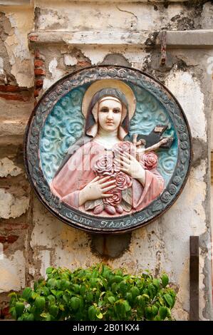 Philippinen: Maria, Mutter Jesu, Straßendetails, Mestizo District, Vigan, Provinz Ilocos Sur, Insel Luzon. Die Stadt Vigan ist die Hauptstadt der Provinz Ilocos Sur und liegt an der Westküste der Insel Luzon. Vigan ist die einzige erhaltene historische Stadt auf den Philippinen, die aus der spanischen Kolonialzeit des 15. Jahrhunderts stammt. Die Stadt war auch ein wichtiger Handelsposten in vorkolonialer Zeit mit einer Gemeinschaft chinesischer Händler aus Fujian, die sich in der Gegend niederließen. Heute wurde es zum UNESCO-Weltkulturerbe erklärt. Stockfoto