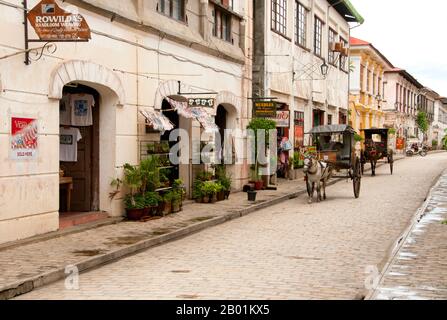 Philippinen: Mestizo District, Vigan, Provinz Ilocos Sur, Insel Luzon. Die Stadt Vigan ist die Hauptstadt der Provinz Ilocos Sur und liegt an der Westküste der Insel Luzon. Vigan ist die einzige erhaltene historische Stadt auf den Philippinen, die aus der spanischen Kolonialzeit des 15. Jahrhunderts stammt. Die Stadt war auch ein wichtiger Handelsposten in vorkolonialer Zeit mit einer Gemeinschaft chinesischer Händler aus Fujian, die sich in der Gegend niederließen. Heute wurde es zum UNESCO-Weltkulturerbe erklärt, da es eine der wenigen noch verbliebenen spanischen Städte auf den Philippinen ist. Stockfoto