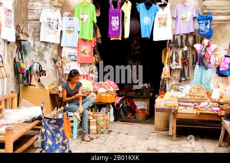 Philippinen: Souvenirladen, Mestizo District, Vigan, Ilocos Sur Province, Luzon Island. Die Stadt Vigan ist die Hauptstadt der Provinz Ilocos Sur und liegt an der Westküste der Insel Luzon. Vigan ist die einzige erhaltene historische Stadt auf den Philippinen, die aus der spanischen Kolonialzeit des 15. Jahrhunderts stammt. Die Stadt war auch ein wichtiger Handelsposten in vorkolonialer Zeit mit einer Gemeinschaft chinesischer Händler aus Fujian, die sich in der Gegend niederließen. Heute wurde es zum UNESCO-Weltkulturerbe erklärt. Stockfoto