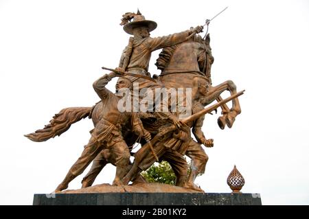 Thailand: König Taksin Schlachtstatue in der Mitte des King Taksin Parks, Chanthaburi, Provinz Chanthaburi. Chanthaburi wird in ganz Thailand wegen seiner heldenhaften Verbindung mit König Taksin dem Großen (17. April 1534 - 7. April 1782) gefeiert, dem Eroberer, der sich 1767 gegen die burmesischen Besatzer von Ayutthaya wehrte und die thailändische Unabhängigkeit wiederherstellte. Obwohl Taksin nur kurzzeitig von seiner neuen Hauptstadt Thonburi aus regierte (1768–1782), wird sein Name weiterhin sehr geschätzt und in Chanthaburi in einer Reihe von Schreinen, Denkmälern, Parks und sogar einem Bootswerft geehrt. Stockfoto