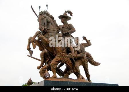 Thailand: König Taksin Schlachtstatue in der Mitte des King Taksin Parks, Chanthaburi, Provinz Chanthaburi. Chanthaburi wird in ganz Thailand wegen seiner heldenhaften Verbindung mit König Taksin dem Großen (17. April 1534 - 7. April 1782) gefeiert, dem Eroberer, der sich 1767 gegen die burmesischen Besatzer von Ayutthaya wehrte und die thailändische Unabhängigkeit wiederherstellte. Obwohl Taksin nur kurzzeitig von seiner neuen Hauptstadt Thonburi aus regierte (1768–1782), wird sein Name weiterhin sehr geschätzt und in Chanthaburi in einer Reihe von Schreinen, Denkmälern, Parks und sogar einem Bootswerft geehrt. Stockfoto