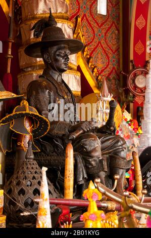 Thailand: König Taksin Statue, König Taksin Schrein in der Mitte der Stadt Chanthaburi, Provinz Chanthaburi. Chanthaburi wird in ganz Thailand wegen seiner heldenhaften Verbindungen zu König Taksin dem Großen gefeiert, dem Eroberer, der sich 1767 gegen die burmesischen Besatzer von Ayutthaya wehrte und die thailändische Unabhängigkeit wiederherstellte. Obwohl Taksin nur kurzzeitig von seiner neuen Hauptstadt Thonburi aus regierte (1768–1782), wird sein Name weiterhin sehr geschätzt und in Chanthaburi in einer Reihe von Schreinen, Denkmälern, Parks und sogar einem Bootswerft geehrt. Stockfoto