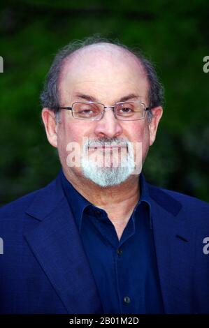 Indien/Vereinigtes Königreich: Salman Rushdie (10. Juni 1947), Schriftsteller und Schriftsteller, auf der Vanity Fair Party zum 10. Jahrestag des Tribeca Film Festivals. Foto von David Shankbone (1974-), 27. April 2011. Sir Ahmed Salman Rushdie ist ein britischer Schriftsteller und Essayist. Sein zweiter Roman Midnight’s Children (1981) gewann 1981 den Booker Prize. Ein Großteil seiner Fiktion spielt auf dem indischen Subkontinent. Sein Stil wird oft als magischer Realismus mit historischer Fiktion kombiniert klassifiziert. Stockfoto