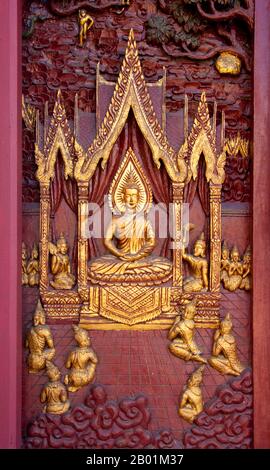 Thailand: Geschnitztes Detail des Buddha an der Fassade des kleineren, älteren Viharns im Wat Buppharam, Chiang Mai, Nordthailand. Wat Buppharam wurde ursprünglich 1497 erbaut. Im Jahr 1797 begann Chao (Prinz) Kawila, ein Spross der Tipchak-Dynastie, von diesem Zeitpunkt an mit der rituellen Umrundung von Chiang Mai. Dieses Ritual war notwendig, um die Stadt nach zwei Jahrhunderten burmesischer Herrschaft wieder zu besetzen. Chiang Mai wird oft als Thailands „Rose des Nordens“ bezeichnet und ist die zweite Stadt des Landes und ein beliebtes Touristenziel. Stockfoto