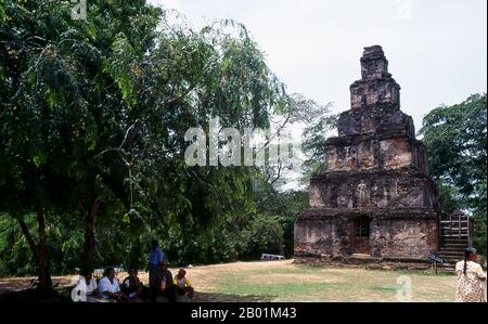 Sri Lanka: Satmahal Prasada oder "siebenstöckige Stupa", Polonnaruwa Quadrangle, Polonnaruwa. Die Satmahal Prasada wurde während der Regierungszeit von König Nissanka Malla (1187–1196) erbaut. Die Stupa ist offenbar einzigartig in Sri Lanka, obwohl Ausgrabungen in Annuradhapura darauf hindeuten, dass das 2. Jahrhundert v. Chr. Digavapi Cetiya auch quadratisch geformt und aus Ziegeln gebaut war. Im Wesentlichen ist die Satmahal Prasada eine quadratische, pyramidenähnliche Struktur (ähnlich einer viel kleineren und viel steileren Version der Stufenpyramide von König Zoser in Ägypten), die einst sieben Ebenen hatte, die nun mit der Zeit auf sechs reduziert wurden. Stockfoto