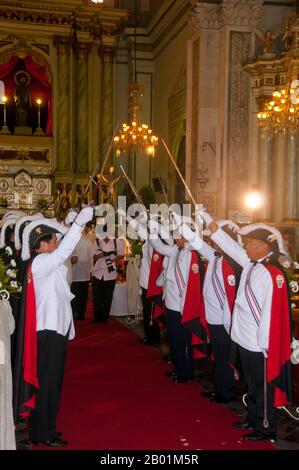 Philippinen: Eine Ehrenwache bei einer Hochzeit in der Kirche San Agustin (St. Augustine), Intramuros, Manila. Die ursprüngliche Kirche San Agustin war das erste religiöse Bauwerk auf Luzon Island und wurde 1571 fertiggestellt. Die heutige Kirche wurde 1604 geschändet und ist die älteste Kirche, die noch auf den Philippinen steht; kein anderes erhaltenes Gebäude wurde behauptet, dass die Kirche San Agustin früher erbaut wurde. Intramuros ist das älteste Viertel und historische Zentrum von Manila. Die befestigten Intramuros, die auch als „ummauerte Stadt“ bezeichnet werden, waren das gesamte Gebiet der Stadt Manila und der Sitz der spanischen Kolonialherrschaft. Stockfoto