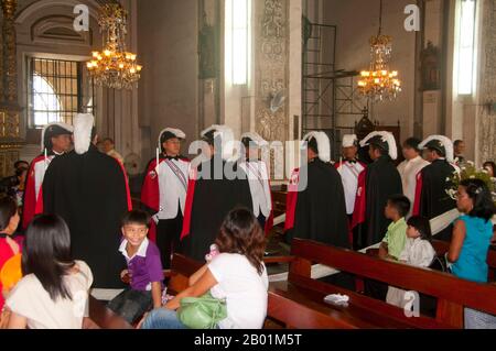 Philippinen: Eine Ehrenwache bei einer Hochzeit in der Kirche San Agustin (St. Augustine), Intramuros, Manila. Die ursprüngliche Kirche San Agustin war das erste religiöse Bauwerk auf Luzon Island und wurde 1571 fertiggestellt. Die heutige Kirche wurde 1604 geschändet und ist die älteste Kirche, die noch auf den Philippinen steht; kein anderes erhaltenes Gebäude wurde behauptet, dass die Kirche San Agustin früher erbaut wurde. Intramuros ist das älteste Viertel und historische Zentrum von Manila. Die befestigten Intramuros, die auch als „ummauerte Stadt“ bezeichnet werden, waren das gesamte Gebiet der Stadt Manila und der Sitz der spanischen Kolonialherrschaft. Stockfoto