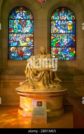 Philippinen: Eine Kopie von Michelangelos Pieta. Die Skulptur zeigt den Leichnam Jesu auf dem Schoß seiner Mutter Maria nach der Kreuzigung und befindet sich in der Kathedrale von Manila, Intramuros, Manila. Die Pietà (1498-1499) ist ein Meisterwerk der Renaissance-Skulptur von Michelangelo Buonarroti, untergebracht in St. Petersdom in Vatikanstadt. Die Kathedrale von Manila (auch bekannt als Kathedrale der Unbefleckten Empfängnis und informell als Kathedrale von Manila) wurde ursprünglich 1581 erbaut. Die achte und aktuelle Inkarnation der Kathedrale wurde 1958 fertiggestellt. Stockfoto