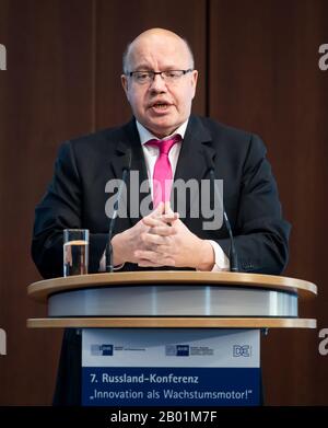 Berlin, Deutschland. Februar 2020. Peter Altmaier (CDU), Bundesminister für Wirtschaft und Energie, spricht auf der 7. Russland-Konferenz des Verbands Deutscher Industrie- und Handelskammern (DIHK) und der deutsch-russischen Handelskammer Im Ausland. Rund 500 Unternehmensvertreter und zahlreiche Ehrengäste aus Politik und Wirtschaft nehmen an der Konferenz unter dem Motto "Innovation als Wachstumsmotor" Teil. Credit: Bernd von Jutrczenka / dpa / Alamy Live News Stockfoto