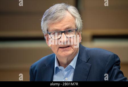 Stuttgart, Deutschland. Februar 2020. Martin Daum, Vorstandsvorsitzender der Daimler Truck AG, spricht auf der Jahrespressekonferenz der Daimler Truck AG. Kredit: Marijan Murat / dpa / Alamy Live News Stockfoto