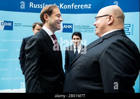 Berlin, Deutschland. Februar 2020. Peter Altmaier (r, CDU), Bundesminister für Wirtschaft und Energie, und Denis Manturow, Minister für Industrie und Handel der Russischen Föderation, begrüßen sich auf der 7. Russland-Konferenz des Verbandes Deutscher Industrie- und Handelskammern (DIHK) und der deutsch-russischen Außenhandelskammer. Rund 500 Unternehmensvertreter und zahlreiche Ehrengäste aus Politik und Wirtschaft nehmen an der Konferenz unter dem Motto "Innovation als Wachstumsmotor" Teil. Credit: Bernd von Jutrczenka / dpa / Alamy Live News Stockfoto