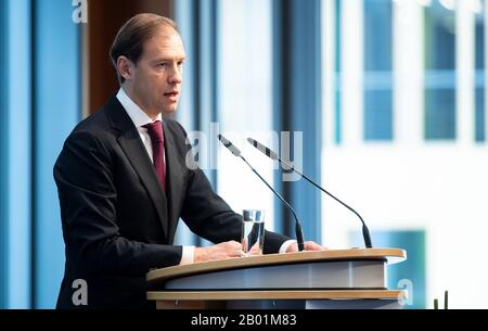 Berlin, Deutschland. Februar 2020. Denis Manturow, Minister für Industrie und Handel der Russischen Föderation, spricht auf der 7. Russland-Konferenz des Verbandes Deutscher Industrie- und Handelskammern (DIHK) und der deutsch-russischen Handelskammer Im Ausland. Credit: Bernd von Jutrczenka / dpa / Alamy Live News Stockfoto