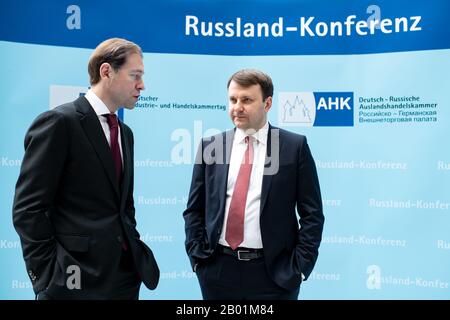 Berlin, Deutschland. Februar 2020. Denis Manturov (l), Minister für Industrie und Handel der Russischen Föderation, und Maxim Oreshkin, Wirtschaftsberater des Präsidenten der Russischen Föderation, sprechen auf der 7. Russischen Konferenz des Verbandes Deutscher Industrie- und Handelskammern (DIHK) und der deutsch-russischen Handelskammer. Rund 500 Unternehmensvertreter und zahlreiche Ehrengäste aus Politik und Wirtschaft nehmen an der Konferenz unter dem Motto "Innovation als Wachstumsmotor" Teil. Credit: Bernd von Jutrczenka / dpa / Alamy Live News Stockfoto