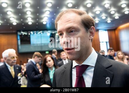 Berlin, Deutschland. Februar 2020. Denis Manturov, Minister für Industrie und Handel der Russischen Föderation, nimmt an der 7. Russland-Konferenz des Verbandes Deutscher Industrie- und Handelskammern (DIHK) und der deutsch-russischen Handelskammer Im Ausland Teil. Rund 500 Unternehmensvertreter und zahlreiche Ehrengäste aus Politik und Wirtschaft nehmen an der Konferenz unter dem Motto "Innovation als Wachstumsmotor" Teil. Credit: Bernd von Jutrczenka / dpa / Alamy Live News Stockfoto