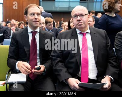 Berlin, Deutschland. Februar 2020. Denis Manturow (l), Minister für Industrie und Handel der Russischen Föderation, und Peter Altmaier (CDU), Bundesminister für Wirtschaft und Energie, sitzen in der 7. Russland-Konferenz des Verbands Deutscher Industrie- und Handelskammern (DIHK) und der deutsch-russischen Handelskammer. Rund 500 Unternehmensvertreter und zahlreiche Ehrengäste aus Politik und Wirtschaft nehmen an der Konferenz unter dem Motto "Innovation als Wachstumsmotor" Teil. Credit: Bernd von Jutrczenka / dpa / Alamy Live News Stockfoto