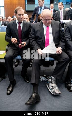 Berlin, Deutschland. Februar 2020. Denis Manturow (l), Minister für Industrie und Handel der Russischen Föderation, und Peter Altmaier (CDU), Bundesminister für Wirtschaft und Energie, sitzen auf der 7. Russland-Konferenz des Verbands Deutscher Industrie- und Handelskammern (DIHK) und der deutsch-russischen Handelskammer. Rund 500 Unternehmensvertreter und zahlreiche Ehrengäste aus Politik und Wirtschaft nehmen an der Konferenz unter dem Motto "Innovation als Wachstumsmotor" Teil. Credit: Bernd von Jutrczenka / dpa / Alamy Live News Stockfoto