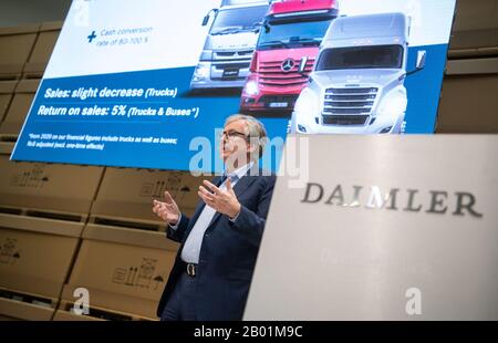 Stuttgart, Deutschland. Februar 2020. Martin Daum, Vorstandsvorsitzender der Daimler Truck AG, spricht auf der Jahrespressekonferenz der Daimler Truck AG. Kredit: Marijan Murat / dpa / Alamy Live News Stockfoto