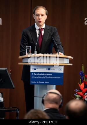 Berlin, Deutschland. Februar 2020. Denis Manturow, Minister für Industrie und Handel der Russischen Föderation, spricht auf der 7. Russland-Konferenz des Verbandes Deutscher Industrie- und Handelskammern (DIHK) und der deutsch-russischen Handelskammer Im Ausland. Rund 500 Unternehmensvertreter und zahlreiche Ehrengäste aus Politik und Wirtschaft nehmen an der Konferenz unter dem Motto "Innovation als Wachstumsmotor" Teil. Credit: Bernd von Jutrczenka / dpa / Alamy Live News Stockfoto