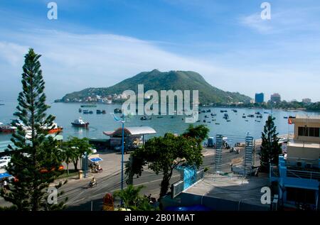 Vietnam: Blick über Front Beach zum Big Mount, Vung Tau, Provinz Ba Ria-Vung Tau. Der Ferienort Vung Tau, in der französischen Kolonialzeit als Cap St Jacques bekannt, liegt an der Spitze einer dreieckigen Halbinsel, die nahe der Mündung des Saigon in das Meer ragt. Im 14. Und 15. Jahrhundert war das kap, das zu Vũng Tàu wurde, ein Sumpfgebiet, das regelmäßig von europäischen Handelsschiffen besucht wurde. Stockfoto