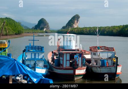 Thailand: Khao Khanap Nam-Aufschluss vom Ufer der Stadt Krabi, Provinz Krabi, Südthailand. Einst ein einfacher Fischerhafen, wird Krabi zu einem Öko-Touristenzentrum und zum Haupteinschiffungspunkt für Inseln wie Ko Lanta im Süden, Ko Phi Phi im Südwesten und die Strände um Ao Nang im Westen. Am Ufer der Mündung von Krabi gelegen, soll die Stadt ihren Namen von einem Schwert oder krabi haben, das angeblich in der Nähe entdeckt wurde. Krabis Umgebung zeichnet sich durch hoch aufragende Kalksteinfelsen aus, eine Art Phang Nag Bay an Land. Stockfoto