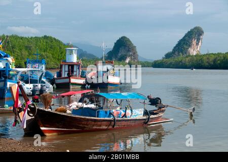 Thailand: Khao Khanap Nam-Aufschluss vom Ufer der Stadt Krabi, Provinz Krabi, Südthailand. Einst ein einfacher Fischerhafen, wird Krabi zu einem Öko-Touristenzentrum und zum Haupteinschiffungspunkt für Inseln wie Ko Lanta im Süden, Ko Phi Phi im Südwesten und die Strände um Ao Nang im Westen. Am Ufer der Mündung von Krabi gelegen, soll die Stadt ihren Namen von einem Schwert oder krabi haben, das angeblich in der Nähe entdeckt wurde. Krabis Umgebung zeichnet sich durch hoch aufragende Kalksteinfelsen aus, eine Art Phang Nag Bay an Land. Stockfoto