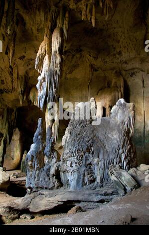 Thailand: Höhle in Khao Khanap Nam, in der Nähe der Stadt Krabi, Provinz Krabi. Einst ein einfacher Fischerhafen, wird Krabi zu einem Öko-Touristenzentrum und zum Haupteinschiffungspunkt für Inseln wie Ko Lanta im Süden, Ko Phi Phi im Südwesten und die Strände um Ao Nang im Westen. Am Ufer der Mündung von Krabi gelegen, soll die Stadt ihren Namen von einem Schwert oder krabi haben, das angeblich in der Nähe entdeckt wurde. Die Umgebung von Krabi zeichnet sich durch hohe Kalksteinfelsen aus, eine Art Phang-Nag-Bucht an Land, die zum Symbol der Provinz Krabi geworden sind. Stockfoto