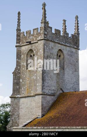 Turm der Kirche von Saint Giles im Dorf Imber in der Salisbury Plain, Wiltshire. Stockfoto