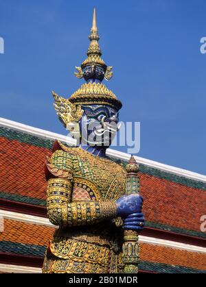 Thailand: Asakornmarsa (eine Figur aus den Ramakien), ein Yaksha-Tempelwächter, Wat Phra Kaew (Tempel des Smaragd-Buddha), Grand Palace, Bangkok. Yaksha ist der Name einer breiten Klasse von Naturgeistern, die normalerweise wohlwollend sind und die in der Erde und den Baumwurzeln verborgenen Naturschätze pflegen. Sie erscheinen in der Hindus-, Jain- und buddhistischen Mythologie. Ramakien ist die thailändische Version des indischen Epos Ramayana oder der „Romantik von Rama“ und hat einen wichtigen Einfluss auf die thailändische Literatur, Kunst und Drama. Es gilt als das Nationalepos Thailands. Stockfoto