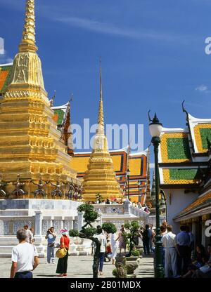 Thailand: Die beiden goldenen Chedis, unterstützt von Riesen und Affen (alle Figuren um die Chedi herum sind Charaktere aus den Ramakien), Wat Phra Kaew (Tempel des Smaragdbuddhas), Grand Palace, Bangkok. Wat Phra Kaew (Tempel des Smaragd-Buddha); vollständiger offizieller Name Wat Phra Si Rattana Satsadaram gilt als der heiligste buddhistische Tempel in Thailand. Es befindet sich in den Bezirken des Großen Palastes. Der große Palast diente ab dem 18. Jahrhundert als offizielle Residenz der Könige von Thailand. Der Bau des Palastes begann 1782, während der Regierungszeit von König Rama I. Stockfoto