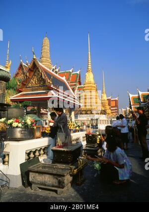 Thailand: Menschen beleuchten Weihrauch am Chao Mae Guan im Schrein vor dem Ubosot, Wat Phra Kaew (Tempel des Smaragd-Buddha), Bangkok. Wat Phra Kaew (Tempel des Smaragd-Buddha); vollständiger offizieller Name Wat Phra Si Rattana Satsadaram gilt als der heiligste buddhistische Tempel in Thailand. Es befindet sich in den Bezirken des Großen Palastes. Der große Palast diente ab dem 18. Jahrhundert als offizielle Residenz der Könige von Thailand. Der Bau begann 1782, während der Regierungszeit von König Rama I., als er die Hauptstadt über den Fluss von Thonburi nach Bangkok verlegte. Stockfoto