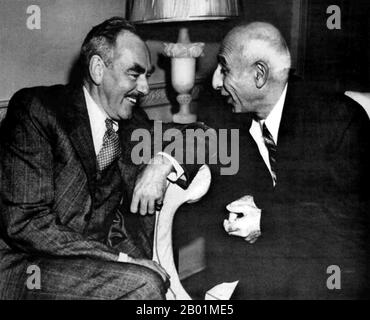 Iran/Persien: Mohammad Mosaddegh (16. Juni 1882 - 5. März 1967), iranischer Premierminister von 1951 bis 1953, mit US-Außenminister Dean Acheson, Washington DC, 24. Oktober 1951. Die Regierung Mossadeq führte eine breite Palette von sozialen Reformen ein, war aber am bemerkenswertesten für die Verstaatlichung der iranischen Ölindustrie, die seit 1913 durch die anglo-persische Ölgesellschaft unter britischer Kontrolle stand. Mosaddegh wurde am 19. August 1953 durch einen Putsch von der CIA der Vereinigten Staaten auf Ersuchen des britischen MI6 aus der Macht genommen. Stockfoto