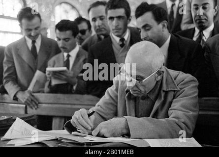 Iran/Persien: Mohammad Mosaddegh oder Mosaddeq, auch Mosadeck oder Musaddiq (16. Juni 1882 - 5. März 1967), Premierminister Irans von 1951 bis zu seinem Sturz durch einen Staatsstreich 1953, ca. 1950er Jahre Die Regierung Mossadeq führte eine breite Palette von sozialen Reformen ein, war aber am bemerkenswertesten für die Verstaatlichung der iranischen Ölindustrie, die seit 1913 durch die anglo-persische Ölgesellschaft unter britischer Kontrolle stand. Mosaddegh wurde am 19. August 1953 durch einen Putsch von der CIA der Vereinigten Staaten auf Ersuchen des britischen MI6 aus der Macht genommen. Stockfoto