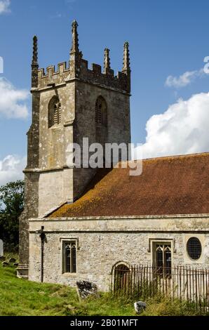 Blick auf die Kirche von Saint Giles, Imber, Wiltshire. Das Dorf ist normalerweise für Besucher gesperrt, da es sich mitten im Militär der Salisbury Plain befindet Stockfoto