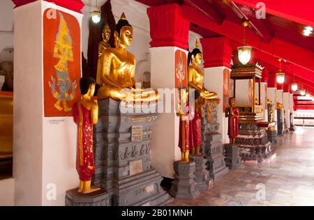 Thailand: Buddhas in Kreuzgängen um die wichtigsten Chedi, Wat Phra Mahathat, Nakhon Sri Thammarat. Der Wat Phra Mahathat Woramahawihan, allgemein verkürzt auf Wat Mahathat oder „Tempel der Großen Chedi“, ist der am meisten verehrte und wichtigste Tempel in Nakhon Si Thammarat und auch in Südthailand. Es wird angenommen, dass es zur Zeit der Gründung der Stadt erbaut wurde und dass es ein Zahnrelik des Buddha enthält. Die südthailändischen Überlieferungen berichten, dass die Gründer des Tempels Prinz Thanakuman und seine Königin Hemchala waren, die Buddha-Reliquien nach hat Sai Kaeo brachten und eine kleine Pagode bauten Stockfoto