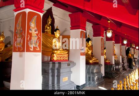 Thailand: Buddhas in Kreuzgängen um die wichtigsten Chedi, Wat Phra Mahathat, Nakhon Sri Thammarat. Der Wat Phra Mahathat Woramahawihan, allgemein verkürzt auf Wat Mahathat oder „Tempel der Großen Chedi“, ist der am meisten verehrte und wichtigste Tempel in Nakhon Si Thammarat und auch in Südthailand. Es wird angenommen, dass es zur Zeit der Gründung der Stadt erbaut wurde und dass es ein Zahnrelik des Buddha enthält. Die südthailändischen Überlieferungen berichten, dass die Gründer des Tempels Prinz Thanakuman und seine Königin Hemchala waren, die Buddha-Reliquien nach hat Sai Kaeo brachten und eine kleine Pagode bauten Stockfoto
