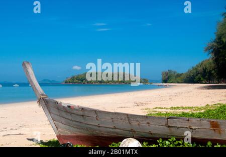 Thailand: Hat Khlong Muang, Krabi Coast. Hat Khlong Muang liegt westlich von hat Noppharat Thara und ist von Ao Nang durch eine lange, felsige Landzunge geschützt. Der Strand blickt nach Westen über die Andamanensee in Richtung Ko Phi Phi. Die Provinz Krabi besteht aus mehr als 5.000 Quadratkilometern mit Dschungel bedeckten Hügeln und scharfen, zerklüfteten Karstvorsprüngen sowie mehr als 100 km üppiger, unberührter Küste und rund 200 Inseln in der benachbarten Andamanensee. Etwa 40 Prozent der Provinzbevölkerung sind muslimisch, der Rest überwiegend buddhistisch. Stockfoto