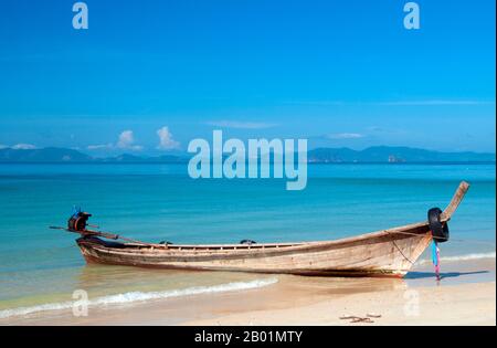 Thailand: Hat Khlong Muang, Krabi Coast. Hat Khlong Muang liegt westlich von hat Noppharat Thara und ist von Ao Nang durch eine lange, felsige Landzunge geschützt. Der Strand blickt nach Westen über die Andamanensee in Richtung Ko Phi Phi. Die Provinz Krabi besteht aus mehr als 5.000 Quadratkilometern mit Dschungel bedeckten Hügeln und scharfen, zerklüfteten Karstvorsprüngen sowie mehr als 100 km üppiger, unberührter Küste und rund 200 Inseln in der benachbarten Andamanensee. Etwa 40 Prozent der Provinzbevölkerung sind muslimisch, der Rest überwiegend buddhistisch. Stockfoto