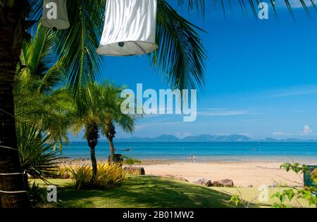 Thailand: Hat Khlong Muang, Krabi Coast. Hat Khlong Muang liegt westlich von hat Noppharat Thara und ist von Ao Nang durch eine lange, felsige Landzunge geschützt. Der Strand blickt nach Westen über die Andamanensee in Richtung Ko Phi Phi. Die Provinz Krabi besteht aus mehr als 5.000 Quadratkilometern mit Dschungel bedeckten Hügeln und scharfen, zerklüfteten Karstvorsprüngen sowie mehr als 100 km üppiger, unberührter Küste und rund 200 Inseln in der benachbarten Andamanensee. Etwa 40 Prozent der Provinzbevölkerung sind muslimisch, der Rest überwiegend buddhistisch. Stockfoto