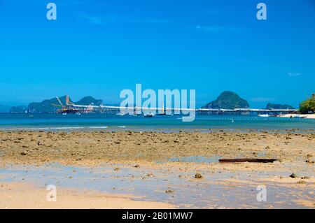 Thailand: Der Pier für die Gipsmine am nördlichen Ende von hat Khlong Muang, Krabi Coast. Hat Khlong Muang liegt westlich von hat Noppharat Thara und ist von Ao Nang durch eine lange, felsige Landzunge geschützt. Der Strand blickt nach Westen über die Andamanensee in Richtung Ko Phi Phi. Die Provinz Krabi besteht aus mehr als 5.000 Quadratkilometern mit Dschungel bedeckten Hügeln und scharfen, zerklüfteten Karstvorsprüngen sowie mehr als 100 km üppiger, unberührter Küste und rund 200 Inseln in der benachbarten Andamanensee. Stockfoto