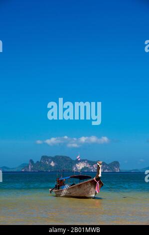 Thailand: Ausflugsboote, hat Khlong Muang, Krabi Küste. Hat Khlong Muang liegt westlich von hat Noppharat Thara und ist von Ao Nang durch eine lange, felsige Landzunge geschützt. Der Strand blickt nach Westen über die Andamanensee in Richtung Ko Phi Phi. Die Provinz Krabi besteht aus mehr als 5.000 Quadratkilometern mit Dschungel bedeckten Hügeln und scharfen, zerklüfteten Karstvorsprüngen sowie mehr als 100 km üppiger, unberührter Küste und rund 200 Inseln in der benachbarten Andamanensee. Etwa 40 Prozent der Provinzbevölkerung sind muslimisch, der Rest überwiegend buddhistisch. Stockfoto