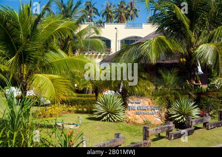 Thailand: Das Beach House Restaurant, Hat Khlong Muang, Krabi Coast. Hat Khlong Muang liegt westlich von hat Noppharat Thara und ist von Ao Nang durch eine lange, felsige Landzunge geschützt. Der Strand blickt nach Westen über die Andamanensee in Richtung Ko Phi Phi. Die Provinz Krabi besteht aus mehr als 5.000 Quadratkilometern mit Dschungel bedeckten Hügeln und scharfen, zerklüfteten Karstvorsprüngen sowie mehr als 100 km üppiger, unberührter Küste und rund 200 Inseln in der benachbarten Andamanensee. Etwa 40 Prozent der Provinzbevölkerung sind muslimisch, der Rest überwiegend buddhistisch. Stockfoto